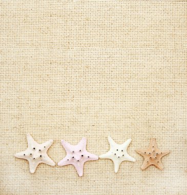 Tuval dokusu üzerinde dört starfishes