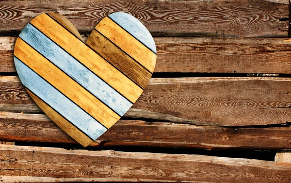 Drewniane serca na ścianie starego drewna — Zdjęcie stockowe