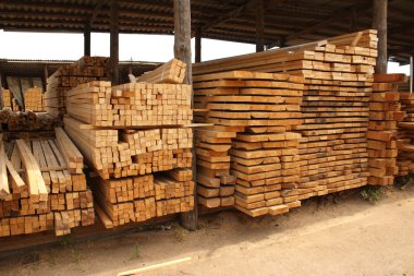 bir depoda ahşap Komiteler 