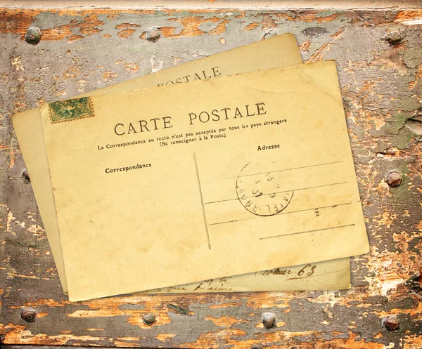 Tarjetas postales retro en tablón de madera antigua —  Fotos de Stock