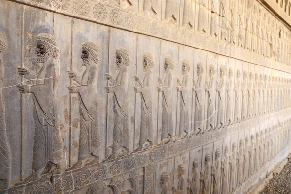 Αρχαίο Τείχος Ανάγλυφο Ασσύριους Πολεμιστές Λόγχες Περσέπολη Ιράν Μνημείο Παγκόσμιας — Φωτογραφία Αρχείου