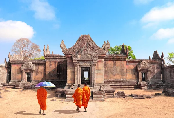 Три Буддийских Монаха Отправляются Гопуру Храм Преах Вихеар Прасат Пхра — стоковое фото