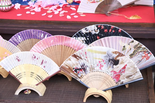 Souvenir Tradizionali Giapponesi Ventilatori Con Ornamenti Fiori Sakura — Foto Stock