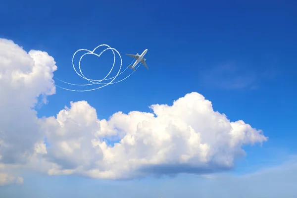 航空機は空に心を引く 心臓の形をした航空機の飛行経路 世界旅行のための愛の概念 テキストのコピースペース — ストック写真