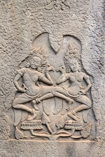 2人の女性と壁の彫刻 ダンサーアプサラ プラサート バイヨン寺院 有名なアンコールワット複合体 クメール文化 シェムリアップ カンボジア ユネスコ世界遺産 — ストック写真