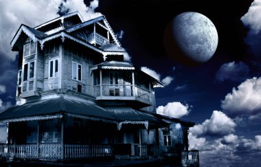 Perili ev. Gece gökyüzü arka planında terk edilmiş eski bir ev. Gizemli bir arazide korkunç bir koloni kulübesi. Fotoğraf mavi tonda.