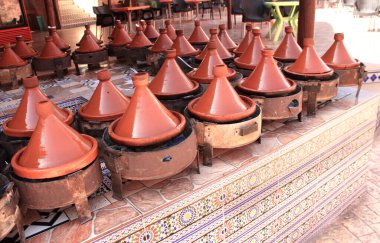 Geleneksel Fas seramik tabağında et pişirme, Marakeş, Fas