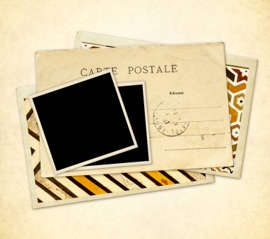 Kartpostallı ve boş fotoğraflı klasik bir geçmiş. Dekpratif süslemeli üç eski kartpostal. Karttaki yazı - kart postale - Fransızca kartpostal. Metin için alanı kopyala