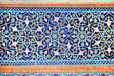 İran 'ın Yazd kentindeki geleneksel Pers mozaik duvarının çiçek süslemeli ayrıntıları, Büyük Jame Camii (Mescid-i Jameh Camii, Cuma Camisi)