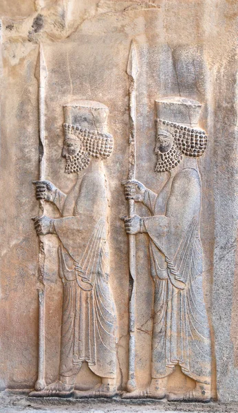 Antigua Muralla Con Bajorrelieve Dos Guerreros Asirios Con Lanzas Persépolis — Foto de Stock