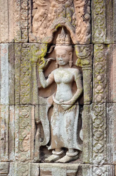 Nokor Bachey Pagoda (Wat Nokor), Kampong Cham, Kamboçya 'da kadın dansçı apsara ile duvar oymacılığı