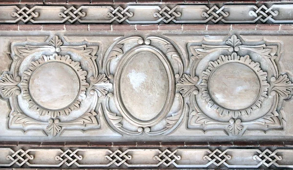 Ancien Bas Relief Avec Ornement Floral Géométrique Cadres Sur Mur — Photo