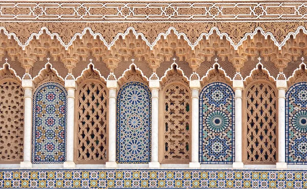 Barevná Okna Dlaždicemi Vyřezávanými Květinovými Ozdobami Maroko — Stock fotografie