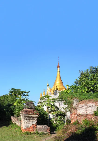Grootste Klooster Gouden Stoepa Myanmar Birma Blauwe Lucht Achtergrond — Stockfoto