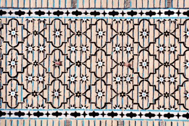 İran 'daki Shiraz Üniversitesi' nin (Narenjestan-e Ghavam) Ghavam Bahçesi 'ndeki Qavam Evi' nin duvarındaki geleneksel İran mozaiğinin ayrıntıları. UNESCO Dünya Mirası Alanı 