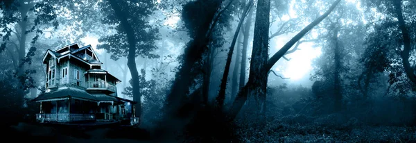 有鬼屋的万圣节横幅 废弃的老房子在夜林里 神秘森林中可怕的殖民小屋 图为蓝色调色调 — 图库照片