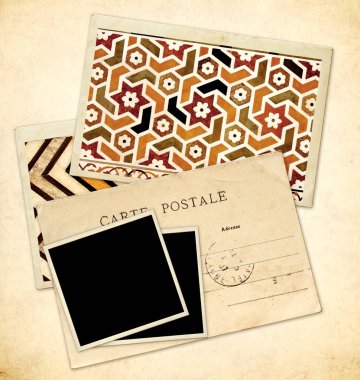 Kartpostallı ve boş fotoğraflı klasik bir geçmiş. Dekpratif süslemeli üç eski kartpostal. Karttaki yazı - kart postale - Fransızca kartpostal. Metin için alanı kopyala
