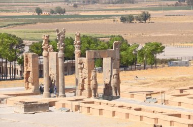 İran 'ın antik kenti Persepolis' te tüm milletlerin (Xerxes Gate) taş boğa heykelleri bulunmaktadır. UNESCO dünya mirası sahası