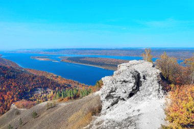 Sakin bir sonbahar sezonu. Strelnaya Dağı ve Volga Nehri, Samarskaya Luka, Zhiguli Dağları, Rusya