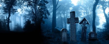 Yatay afiş ve gece doğası sahnesi. Cadılar Bayramı sahnesiyle gizemli bir manzara, ortaçağ taş haçları, sisli ormandaki bir mezarlıkta mezar taşları. Fotoğraf mavi tonda.