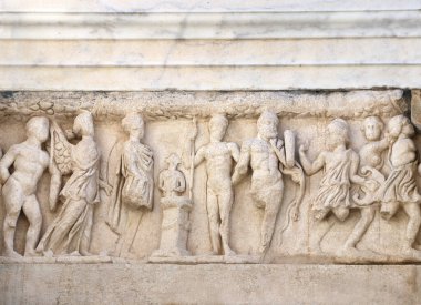 Türkiye 'nin Pergamon kentindeki taş tapınak duvarında. UNESCO dünya mirası sahası