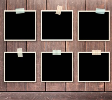 Eski tahta üzerinde altı eski fotoğraf. Ahşap masadaki eski boş fotoğraf çerçeveleri. Şablon oluşturun. Metnin için boşluk kopyala