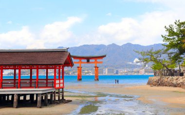 Itsukushima Tapınağı ve Yüzen Torii Kapısı Pavyonu (O-Torii), kutsal Miyajima Adası, Hiroşima, Japonya. UNESCO dünya mirası bölgesi. Çadıra odaklan