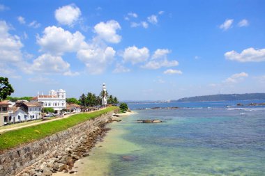 Galle Kalesi 'nde ünlü deniz feneri ve palmiye ağaçları. Hint Okyanusu, güneşli bir gün, Sri Lanka