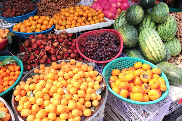 Verschiedene Reife Früchte Wassermelone Trauben Kaki Tamarine Mandarine Litschi Dorfmarkt — Stockfoto