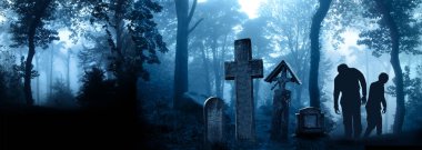 Sisli ormanın korkunç manzarasında iki zombi olan yatay afiş. Yürüyen ölülerin olduğu gizemli Cadılar Bayramı sahnesi, ortaçağ taş haçları, sisli ormandaki mezarlıkta mezar taşı. Zombi Kıyameti