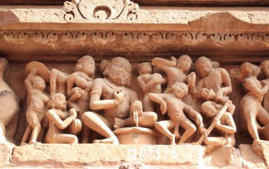 Hindistan, Khajuraho 'daki tapınakta davul çalan ünlü müzisyen figürleri. UNESCO dünya mirası sahası