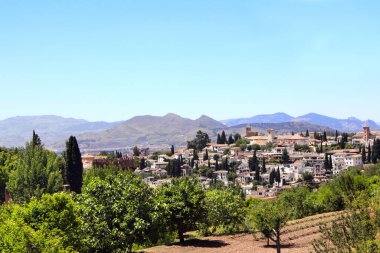 Granada kasabası, İspanya, Avrupa 'daki şehir manzarası. Saray kompleksi Alhambra 'nın kale duvarından görüntü