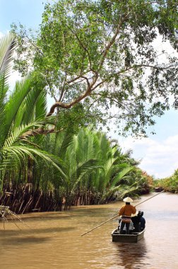 Mekong Nehri, Vietnam ve Asya 'da insanlar tekneyle geziyor.
