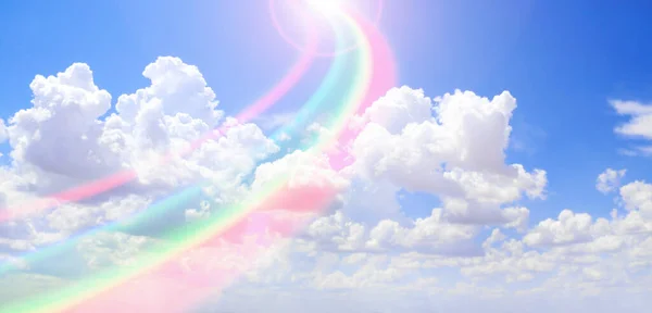 かなりの雲や虹と水平方向の自然バナー レインボースカイ 巨大なアーチ型の虹のふわふわの雲 — ストック写真