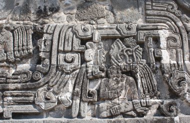 Kolomb öncesi Maya uygarlığı Xochicalco, Meksika 'daki Tüylü Yılan Tapınağı' nın Amerikan Kızılderili kabile reisi ile kabartma kabartması. UNESCO dünya mirası sahası