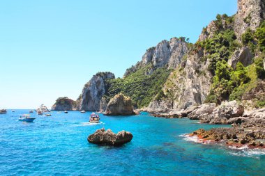 Capri adası, Tyrhenian denizi, İtalya yakınlarındaki bir çok renkli tekne. Yaz günü