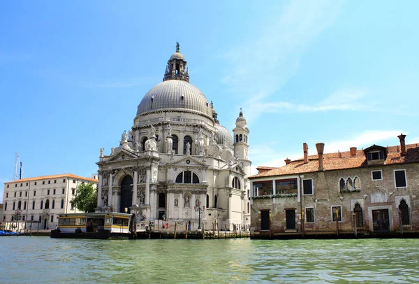 グランド運河と大聖堂サンタ マリア デッラ ソルート ヴェネツィア イタリア ヨーロッパ ヴェネツィアの有名な建築とランドマーク — ストック写真