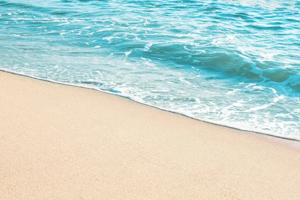 Morbida Onda Blu Oceano Sulla Spiaggia Sabbiosa Modello Burattino Copia — Foto Stock