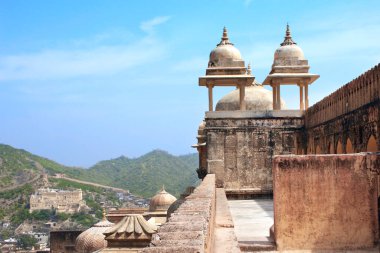Amber Fort, Jaipur, Rajasthan Eyaleti, Hindistan 'daki kale duvarındaki dekoratif kuleler. UNESCO dünya mirası sahası