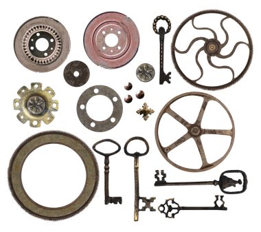 Antika anahtarlar, metalik yuvarlak çerçeveler, makine dişlileri ve dişli çarklar. Steampunk ve mekanik tasarım için retro elementlerin toplanması. Beyaz arkaplanda izole