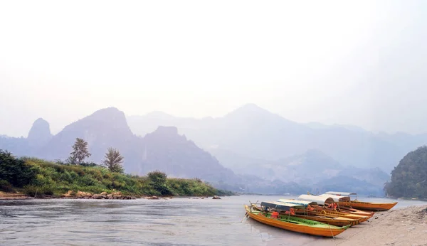 Bellissimo Paesaggio Mattutino Con Tradizionali Barche Legno Asiatiche Montagne Fiume — Foto Stock