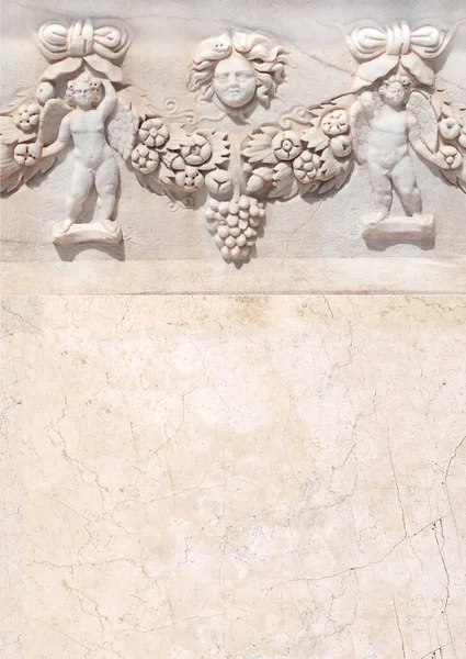 Retro Tło Starożytną Rzeźbioną Ozdobą Kupidami Girlandą Kwiatową Pionowy Sztandar — Zdjęcie stockowe