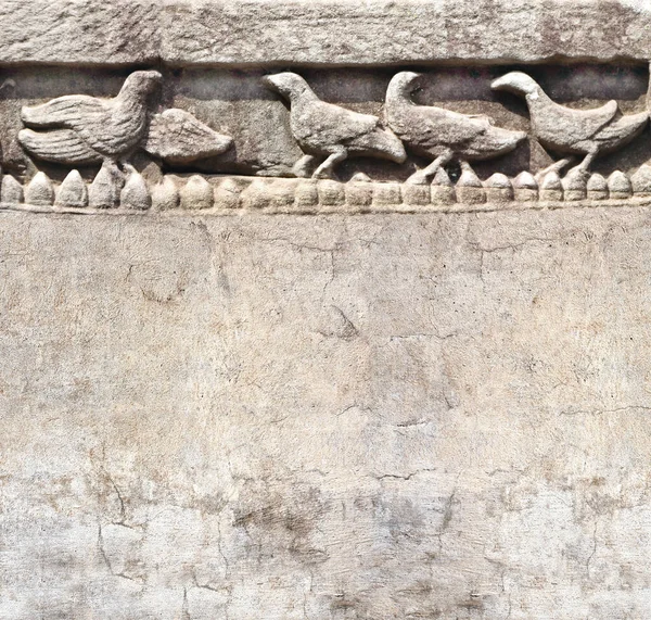 复古背景与古老的墙壁雕刻鸟类 柬埔寨吴哥 描绘鸟类 赫默文化的石质浮雕垂直横幅 模拟模板 文本的复制空间 — 图库照片