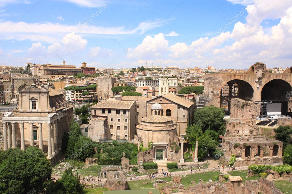 Vista aérea en el foro romano - el centro en la antigua Roma. Templo de ...