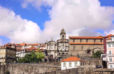 Ribeira, Porto, Portekiz 'in eski kesimindeki ortaçağ evleri ve Hıristiyan şapeli. UNESCO dünya mirası bölgesi. Douro Nehri 'nden Görünüm