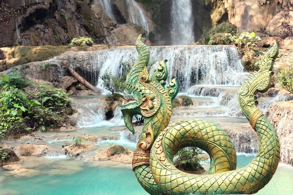 Древняя Статуя Мифической Азиатской Змеи Водопада Тад Куанг Лесу Недалеко — стоковое фото