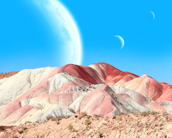 Φανταστικό Τοπίο Πολύχρωμα Βουνά Και Πλανήτες Στον Γαλάζιο Ουρανό Καθιστούν — Φωτογραφία Αρχείου