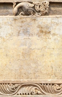 Çiçek ve tavus kuşuyla süslenmiş antik taş süsü. Dekoratif kuş desenli dikey arka plan ve çiçek kabartması. Şablon oluşturun. Metin için alanı kopyala