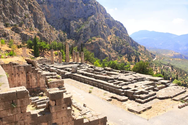 Oude kolom en ruïnes van de tempel van apollo in delphi, Griekenland — Stockfoto