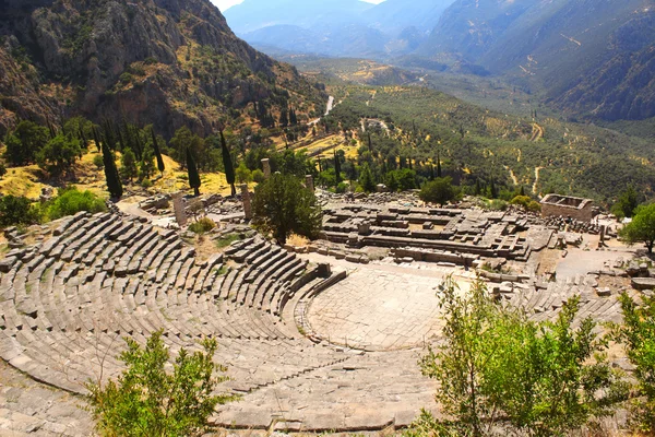 Ősi amfiteátrum és a romjai az Apolló Delphi, Gr — Stock Fotó